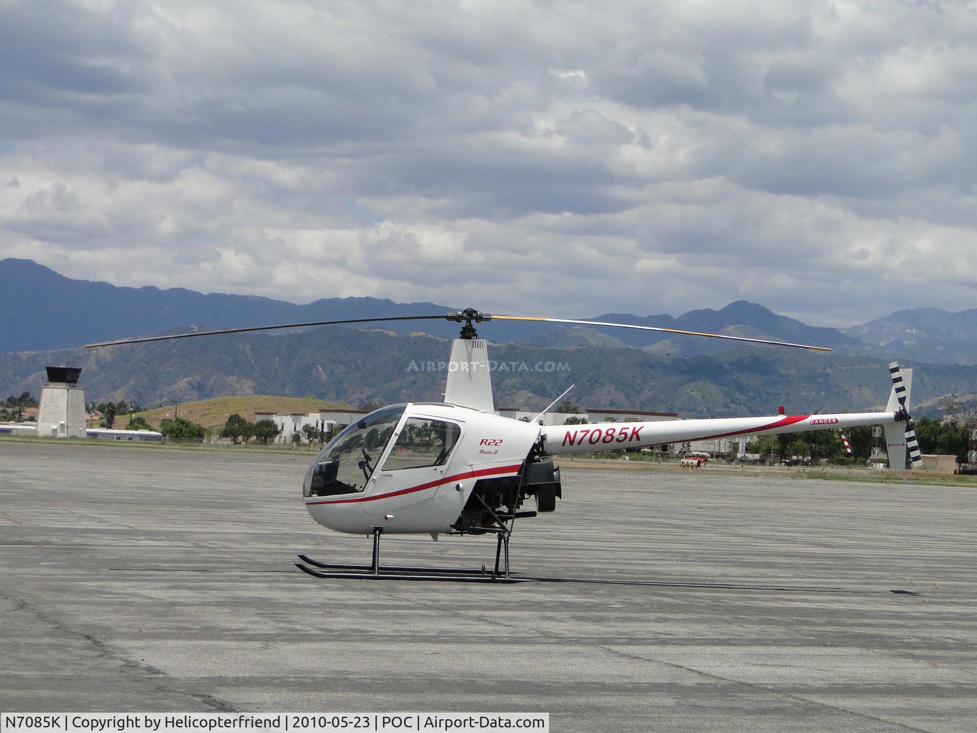 N7085K, 1999 Robinson R22 BETA C/N 2923, Parked near Howard Aviation