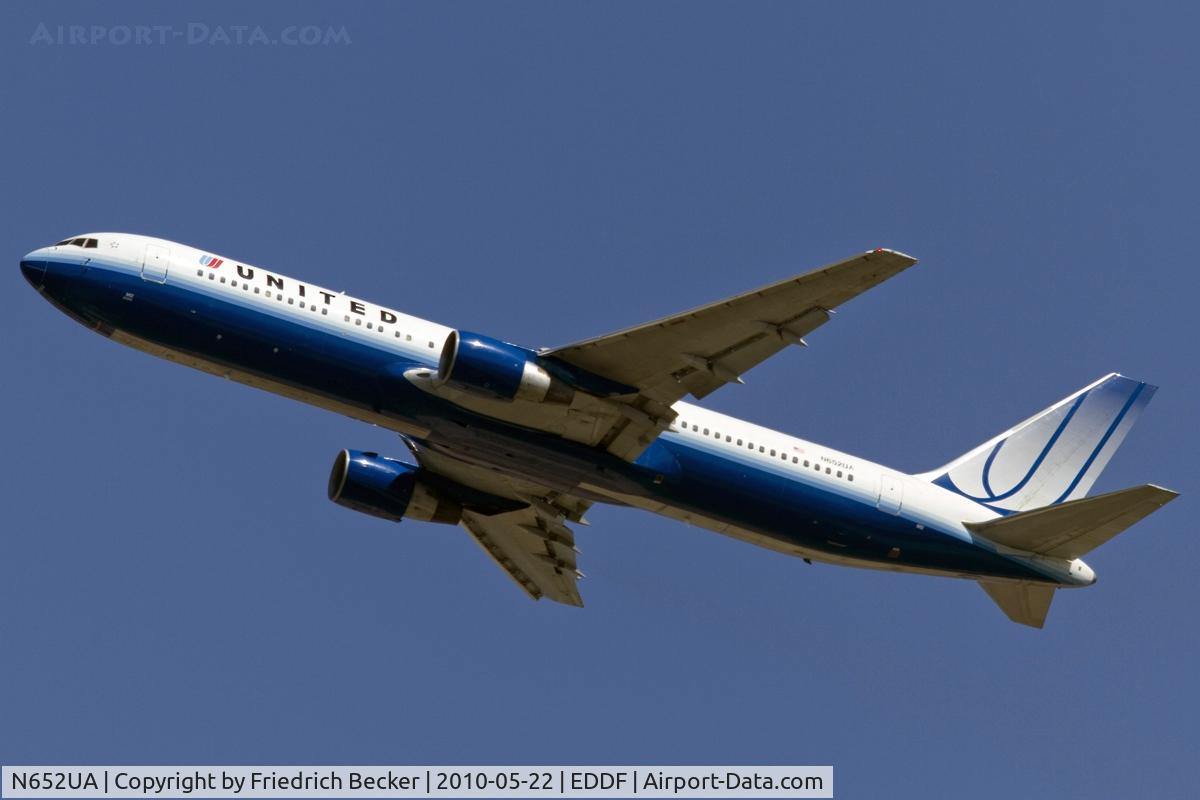 N652UA, 1992 Boeing 767-322 C/N 25390, departure via RW25R