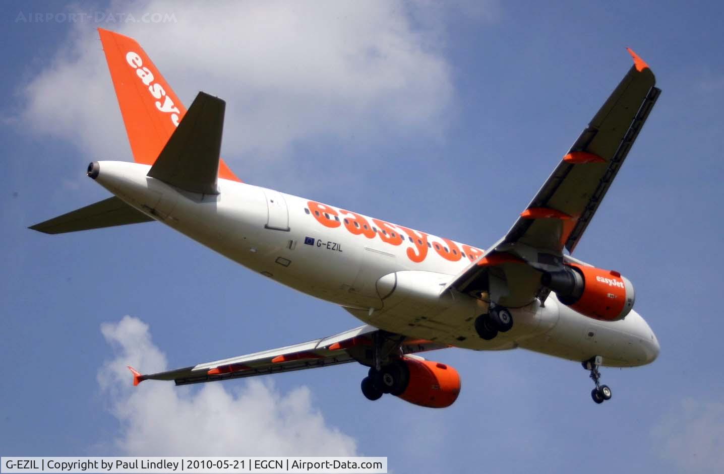 G-EZIL, 2005 Airbus A319-111 C/N 2492, visual circuit training as 'EZY40T'