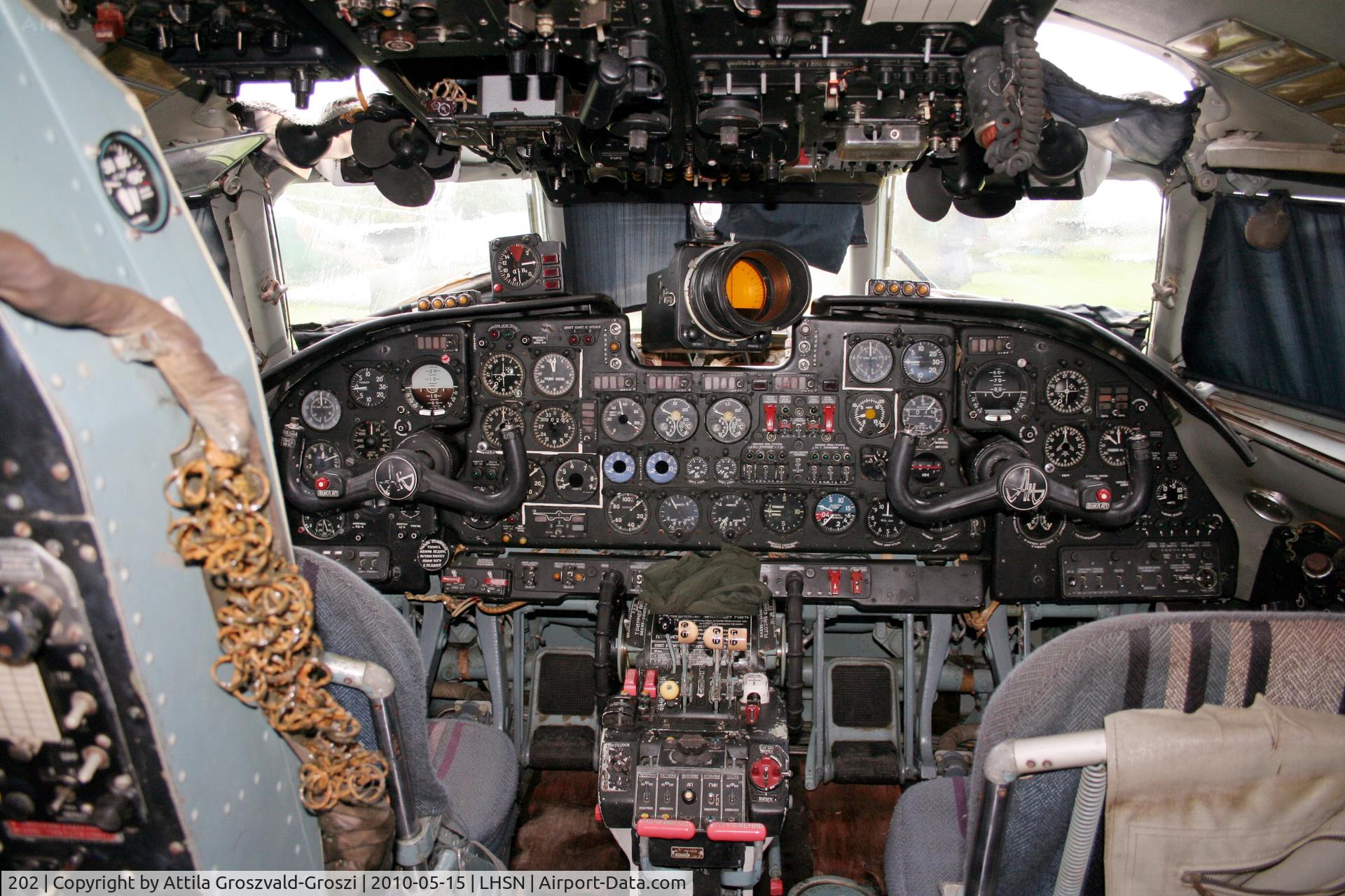 202, 1974 Antonov An-26 C/N 02202, Szolnok-Szandaszölös airplane museum. - Cocpit