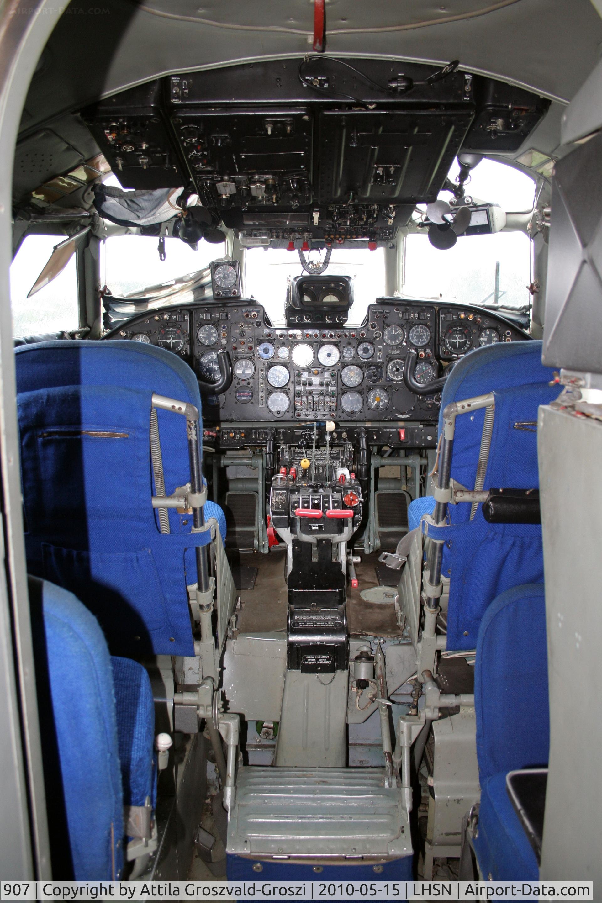 907, 1967 Antonov An-24V C/N 77303907, Szolnok-Szandaszölös airplane museum. - Cocpit