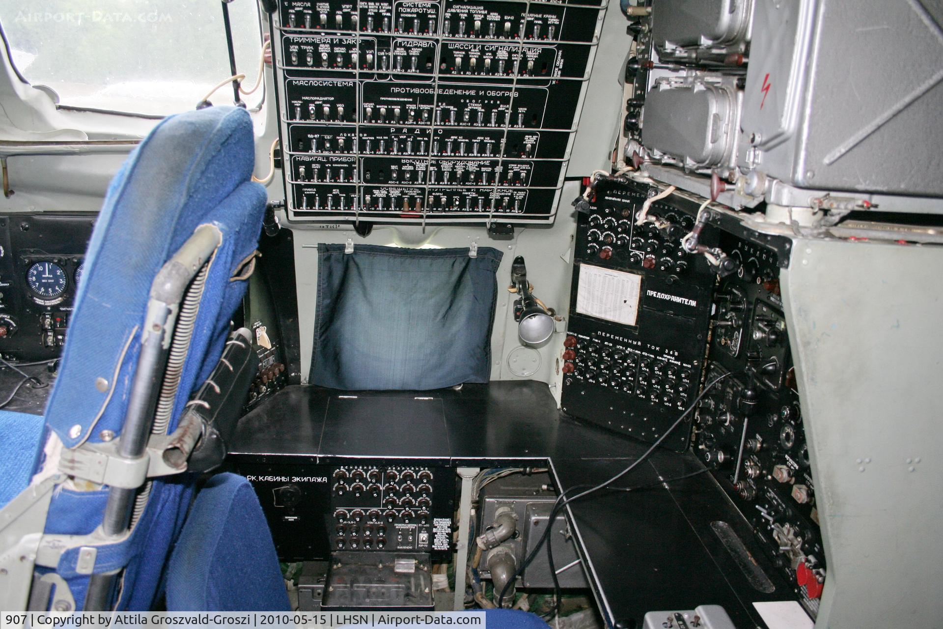 907, 1967 Antonov An-24V C/N 77303907, Szolnok-Szandaszölös airplane museum. - Cocpit