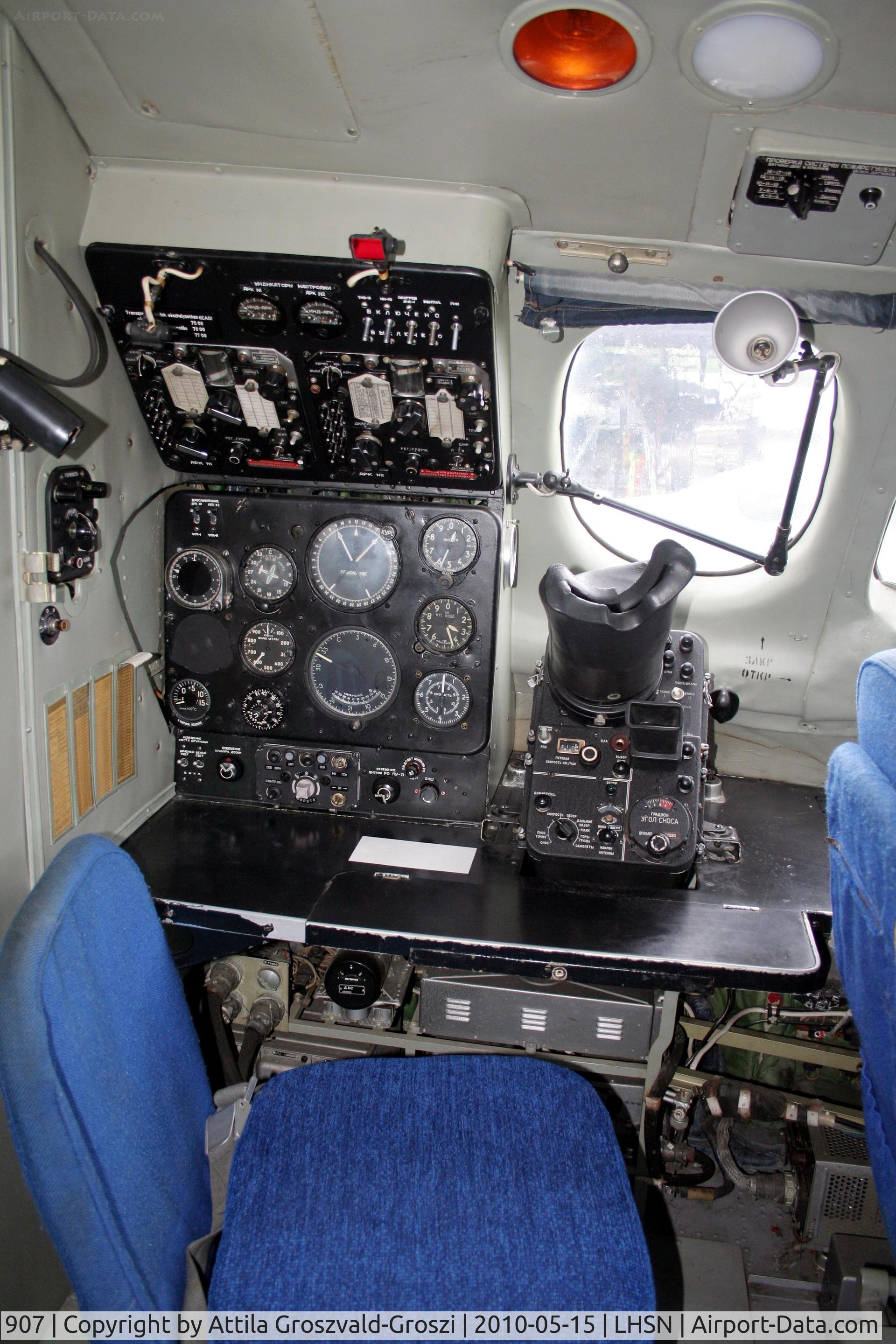 907, 1967 Antonov An-24V C/N 77303907, Szolnok-Szandaszölös airplane museum. - Cocpit