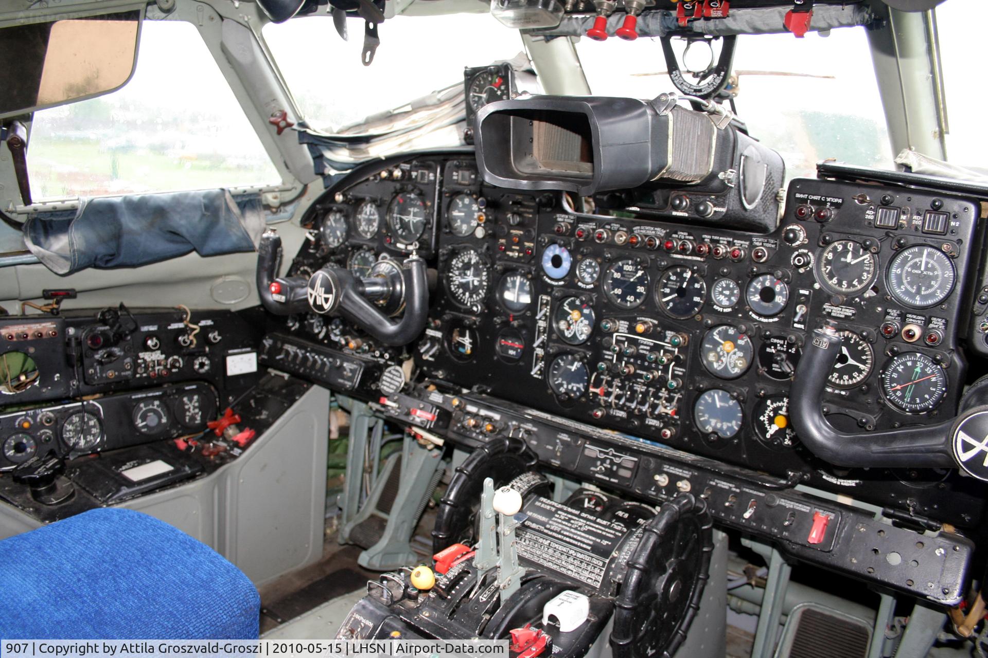 907, 1967 Antonov An-24V C/N 77303907, Szolnok-Szandaszölös airplane museum. - Cocpit