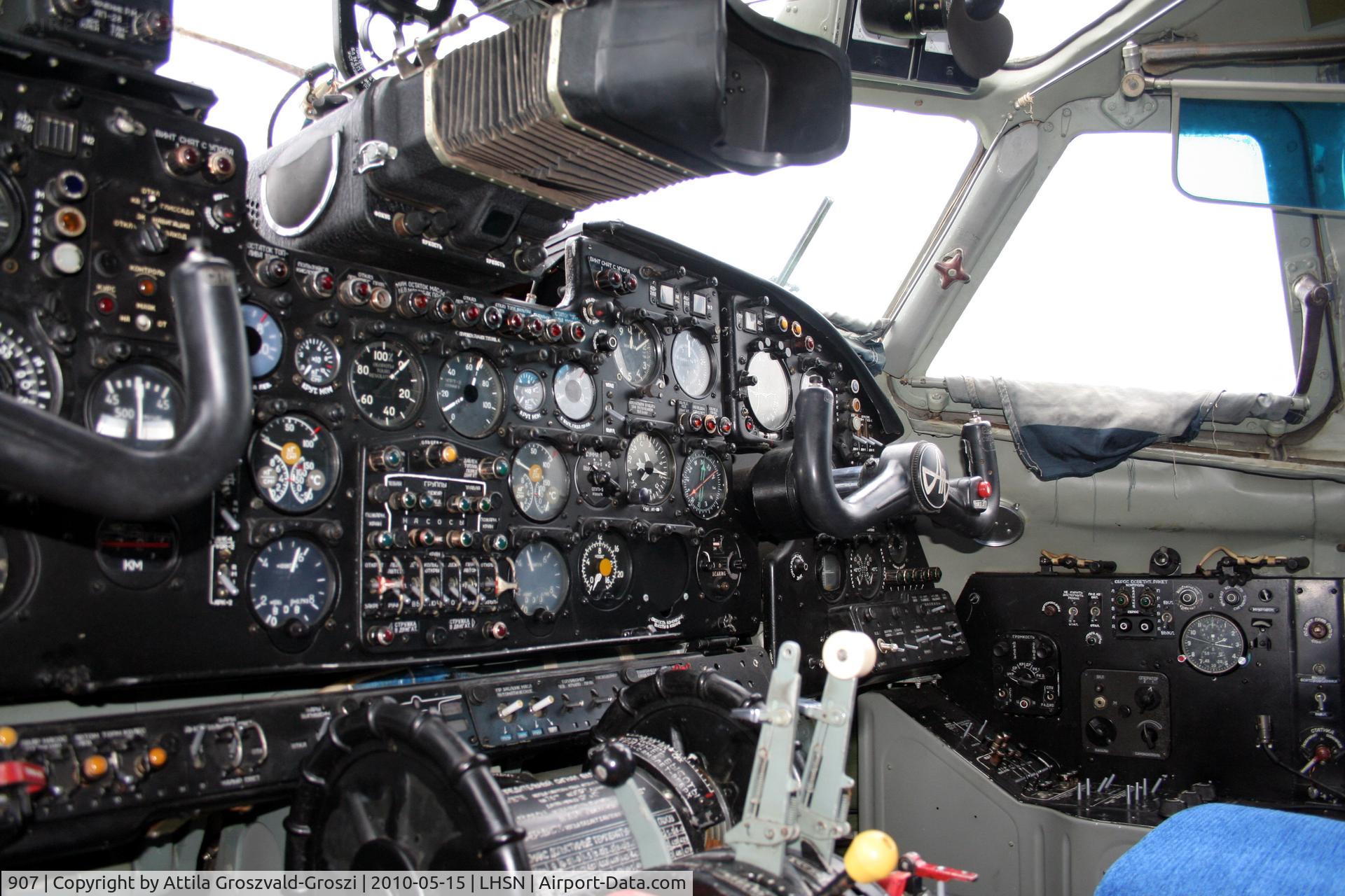 907, 1967 Antonov An-24V C/N 77303907, Szolnok-Szandaszölös airplane museum. - Cocpit