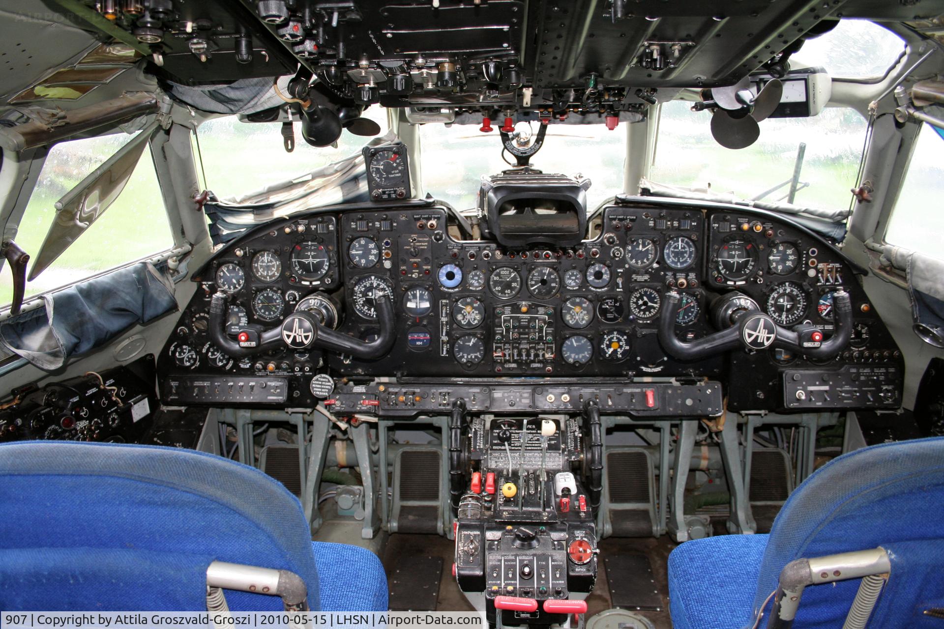 907, 1967 Antonov An-24V C/N 77303907, Szolnok-Szandaszölös airplane museum. - Cocpit