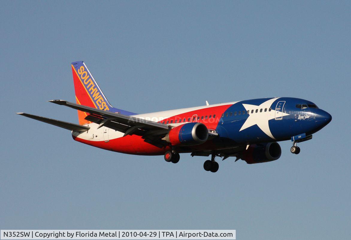N352SW, 1990 Boeing 737-3H4 C/N 24888, Lonestar One