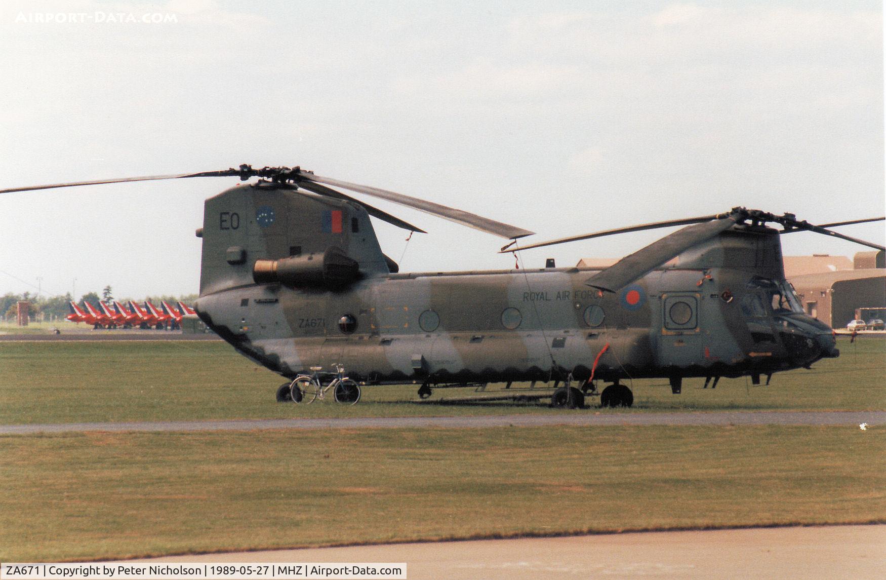 ZA671, Boeing Vertol Chinook HC.1 C/N M/A002/B-815, Chinook HC.1 of 7 Squadron on display at the 1989 RAF Mildenhall Air Fete.