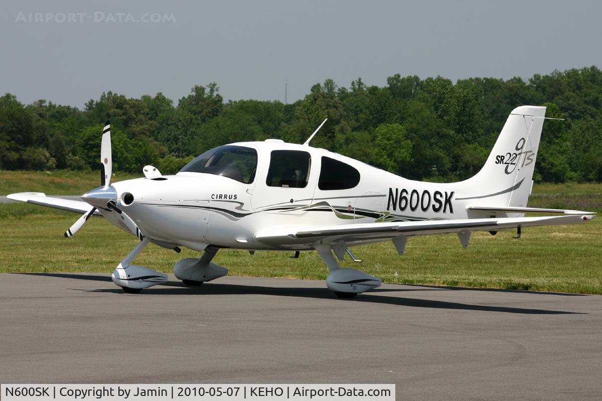 N600SK, 2005 Cirrus SR22 C/N 1495, Not sure why the oil-filler access door is open, but if he needs to put in a quart I'm sure he won't forget!