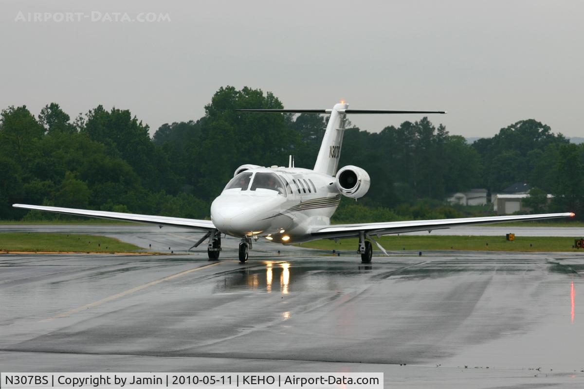 N307BS, 1998 Cessna 525 CitationJet C/N 525-0241, All the lights on, arriving after a downpour.