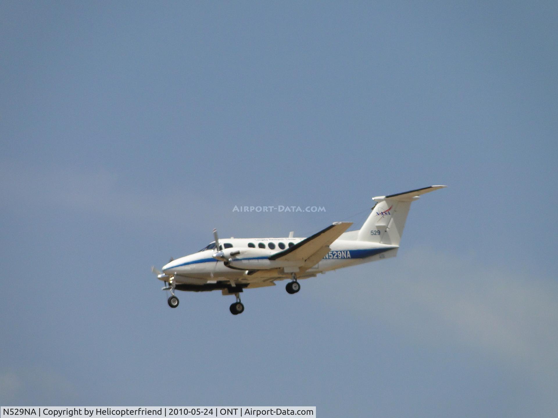 N529NA, 1982 Beech 200 Super King Air C/N BB-1091, On final to runway 26R