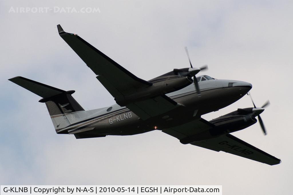 G-KLNB, 2009 Beech Super King Air 350 C/N FL-631, Departing 09