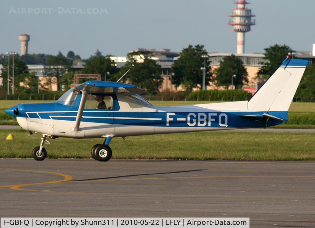 F-GBFQ, Reims F152 C/N 1488, Taxiing to the General Aviation...
