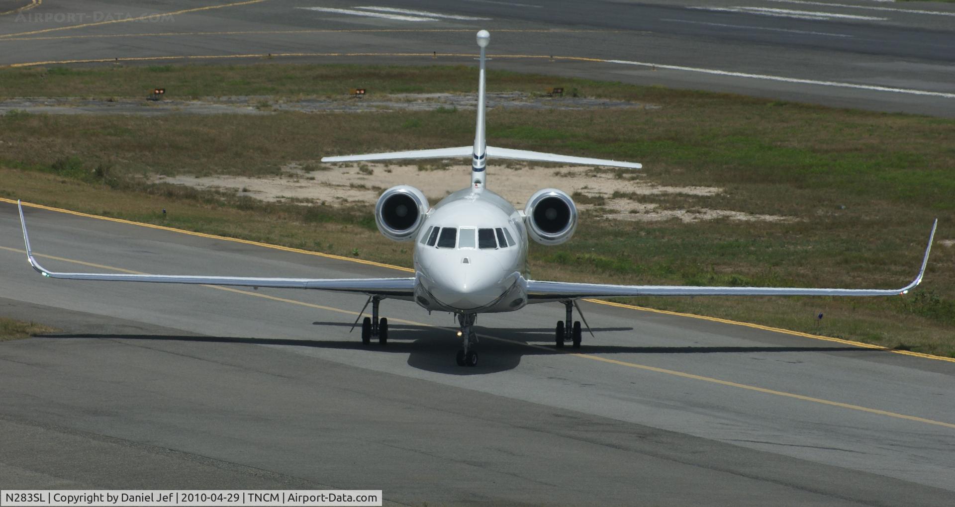 N283SL, 2006 Dassault Falcon 2000EX C/N 83, N238SL taxing to parking at the cargo ramp