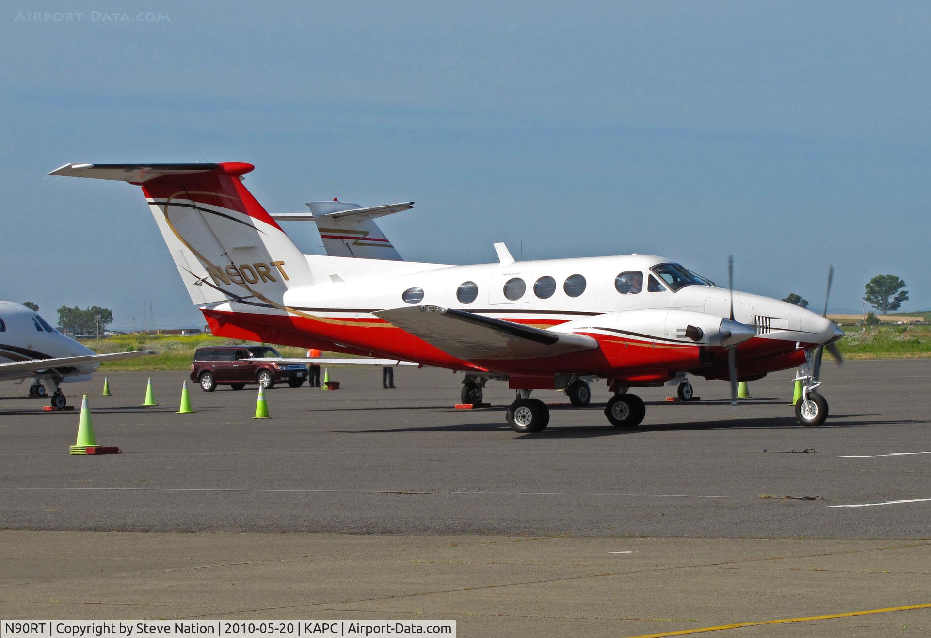 N90RT, 1981 Beech F90 King Air C/N LA-146, Beautiful (looks like new!) 1981 Beech F90 King Air taxying for take-off to KSNA