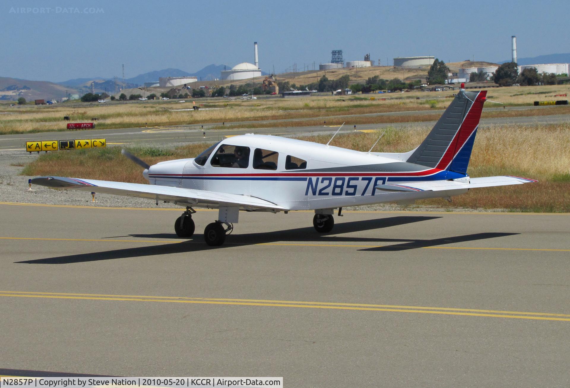 N2857P, 1979 Piper PA-28-181 Archer C/N 28-7990501, 1979 Piper PA-28-181 taxying with oil tank farm in background