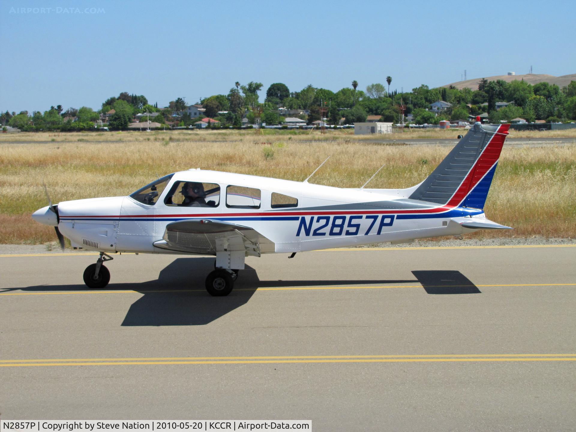 N2857P, 1979 Piper PA-28-181 Archer C/N 28-7990501, 1979 Piper PA-28-181 taxying back to Sterling Aviation ramp