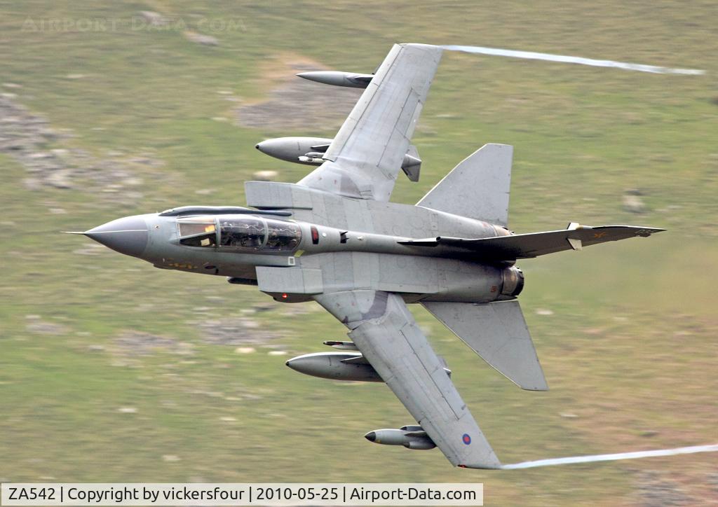ZA542, 1981 Panavia Tornado GR.4 C/N 050/BS012/3026, Royal Air Force. Operated by 31 Squadron, coded '035'. M6 Pass, Cumbria.