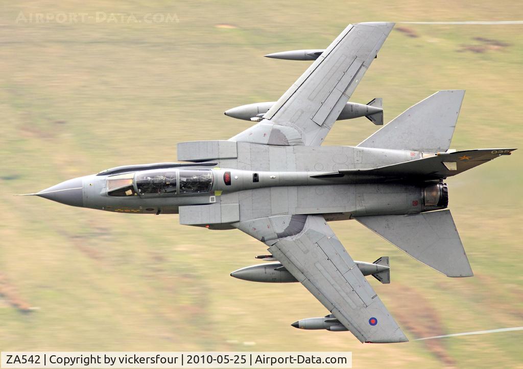 ZA542, 1981 Panavia Tornado GR.4 C/N 050/BS012/3026, Royal Air Force. Operated by 31 Squadron, coded '035'. M6 Pass, Cumbria.