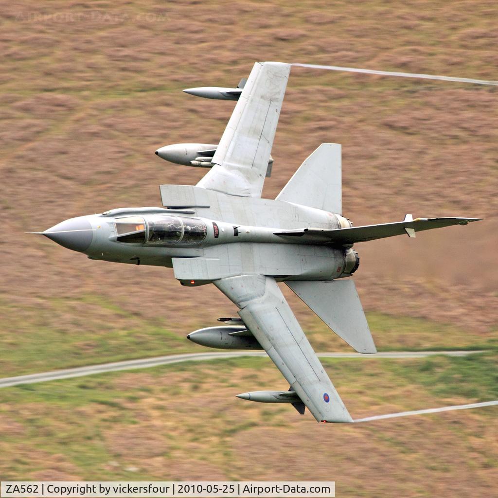 ZA562, 1981 Panavia Tornado GR.4 C/N 085/BT021/3046, Royal Air Force. Operated by 31 Squadron un-marked, coded '051'. M6 Pass, Cumbria.