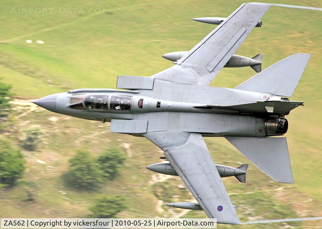 ZA562, 1981 Panavia Tornado GR.4 C/N 085/BT021/3046, Royal Air Force. Operated by 31 Squadron un-marked, coded '051'. M6 Pass, Cumbria.