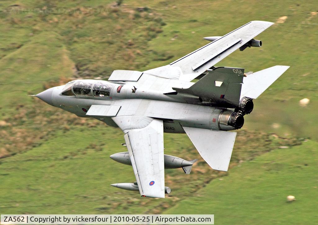 ZA562, 1981 Panavia Tornado GR.4 C/N 085/BT021/3046, Royal Air Force. Operated by 31 Squadron un-marked, coded '051'. M6 Pass, Cumbria.