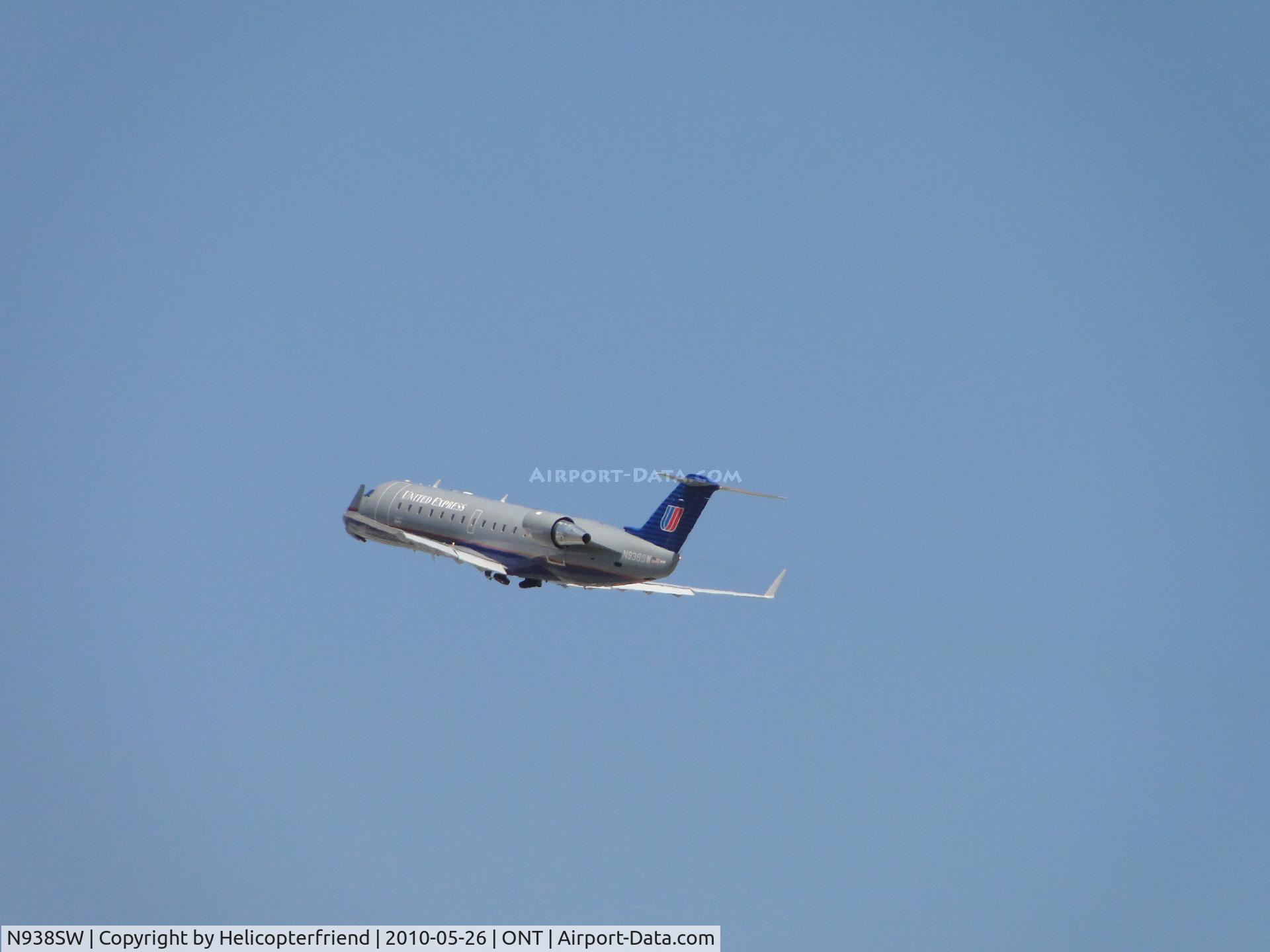 N938SW, 2003 Bombardier CRJ-200LR (CL-600-2B19) C/N 7741, United Express taking off from runway 26L
