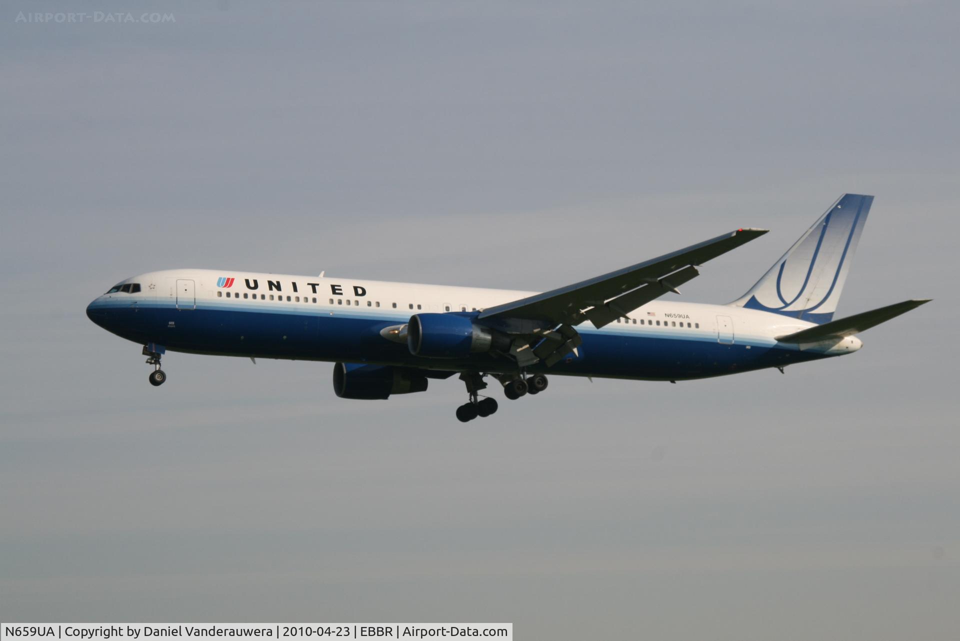 N659UA, 1993 Boeing 767-322 C/N 27114, Arrival of flight UA972 to RWY 25L