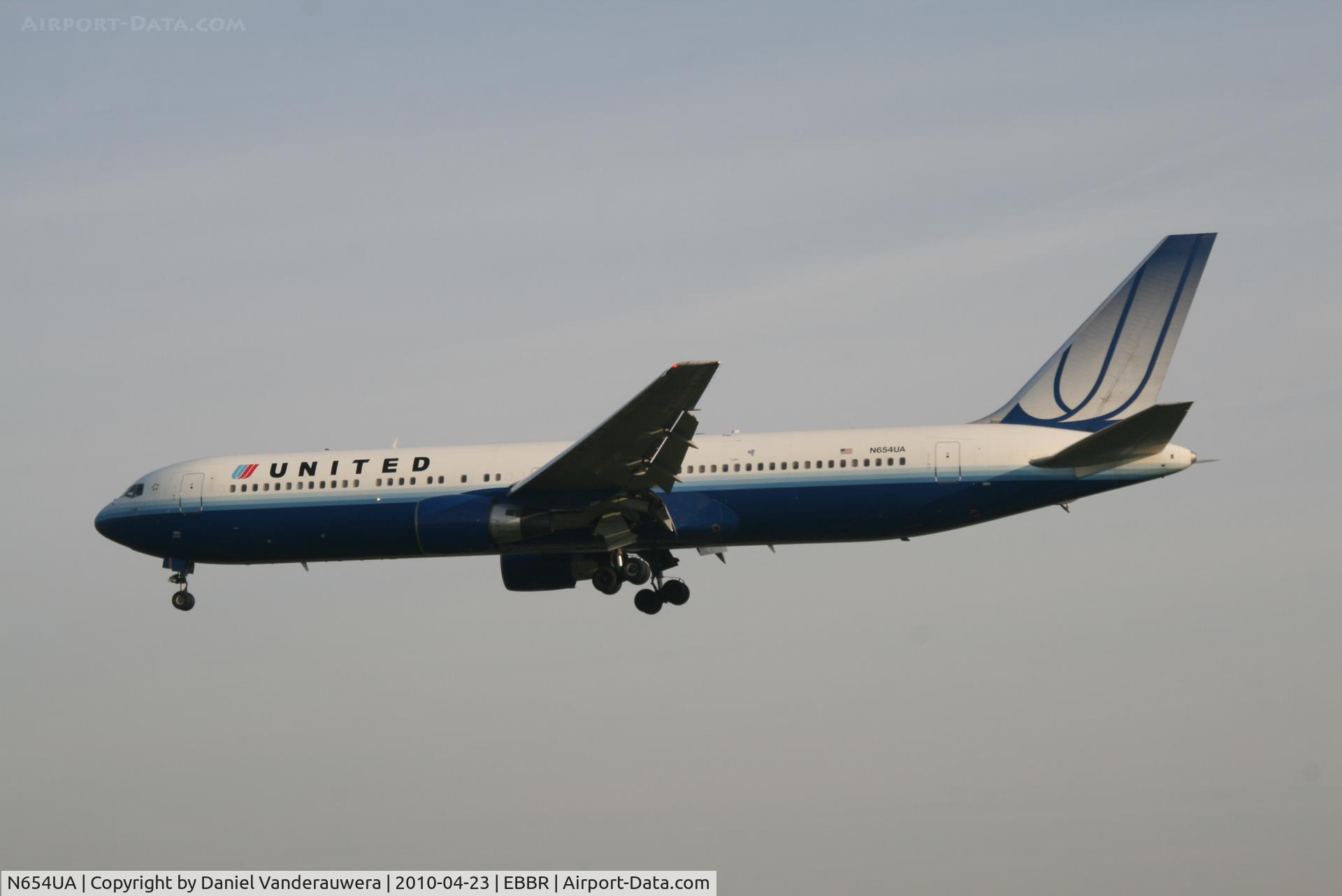 N654UA, 1992 Boeing 767-322ER C/N 25392, Flight UA950 is descending to RWY 25L