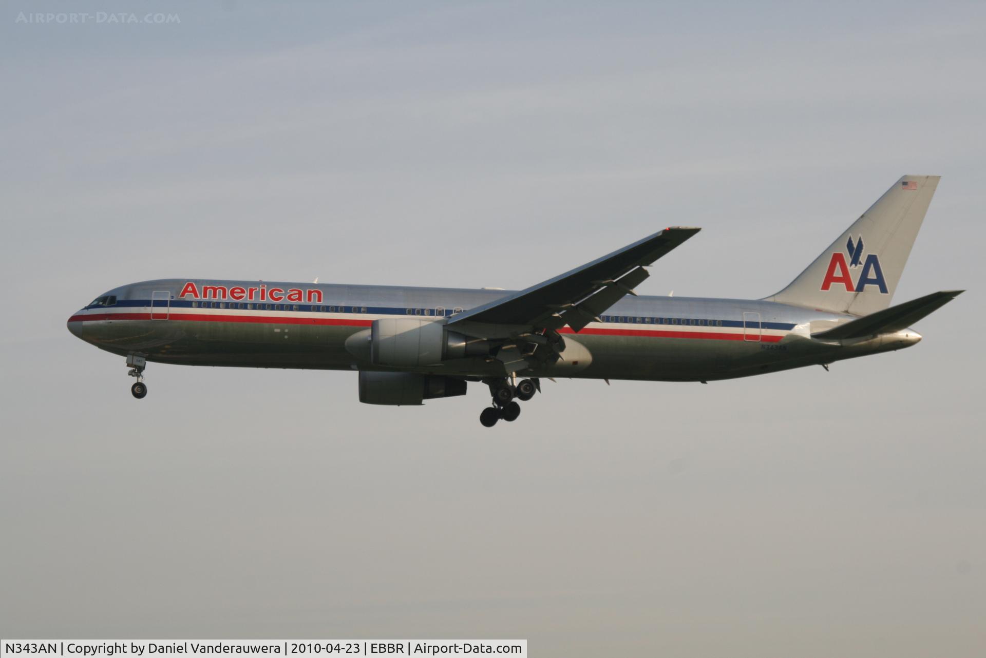 N343AN, 2003 Boeing 767-323 C/N 33082, Arrival of flight AA088 to RWY 25L