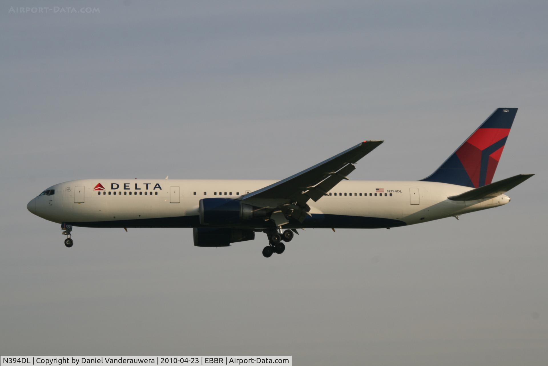N394DL, 1995 Boeing 767-324/ER C/N 27394, Arrival of flight DL124 to RWY 25L