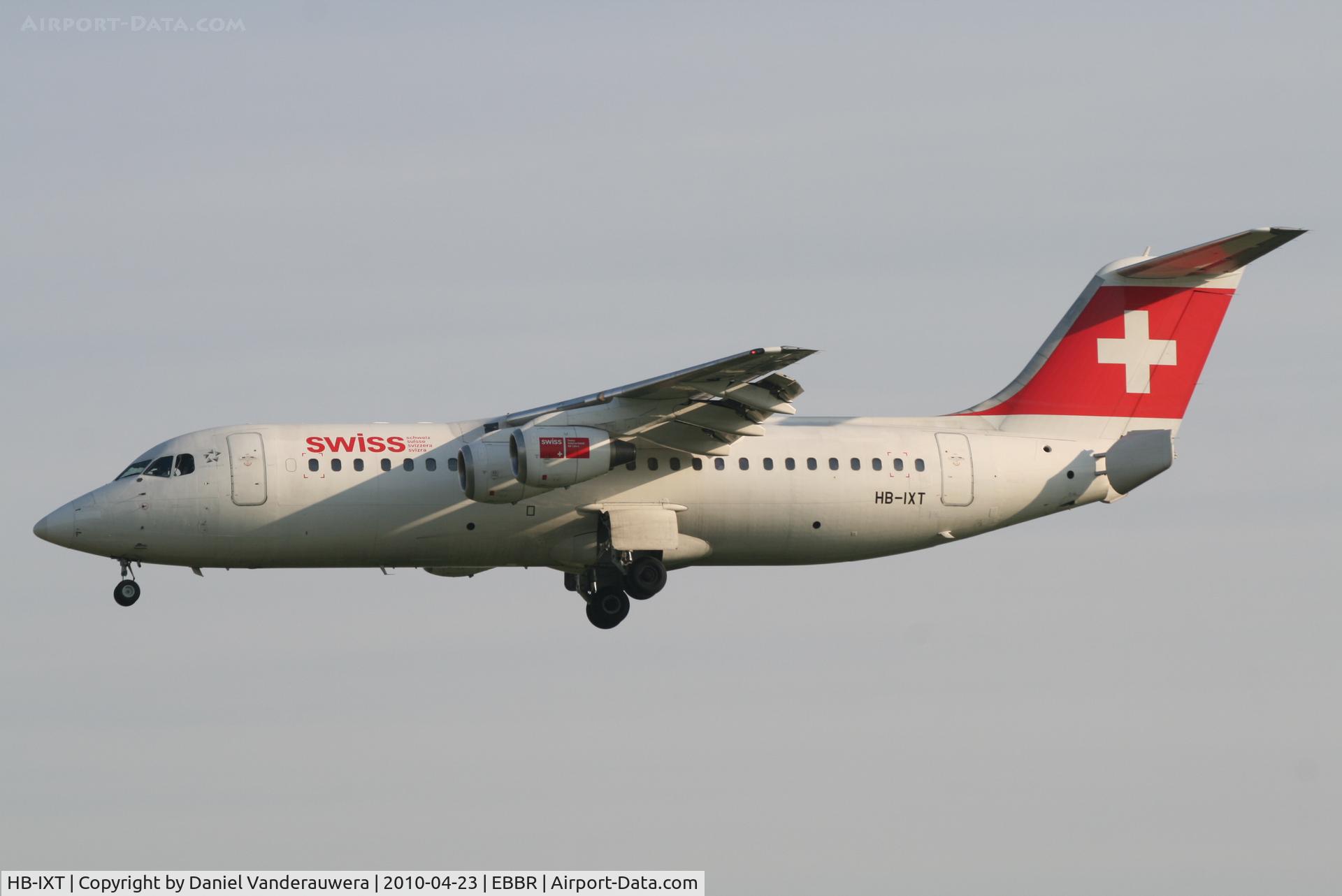 HB-IXT, 1995 British Aerospace Avro 146-RJ100 C/N E3259, Arrival of flight LX786 to RWY 25L