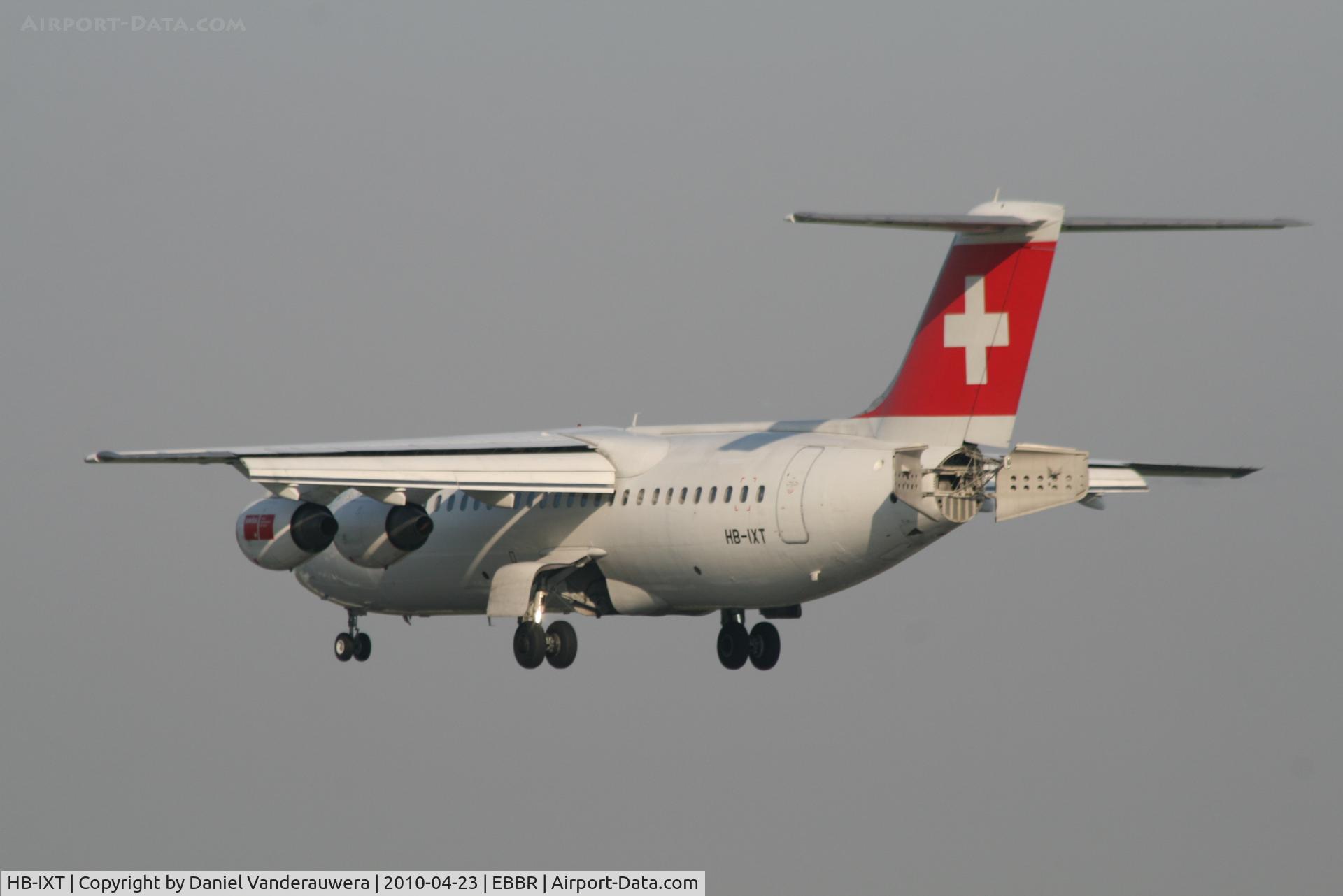 HB-IXT, 1995 British Aerospace Avro 146-RJ100 C/N E3259, Flight LX786 is descending to RWY 25L