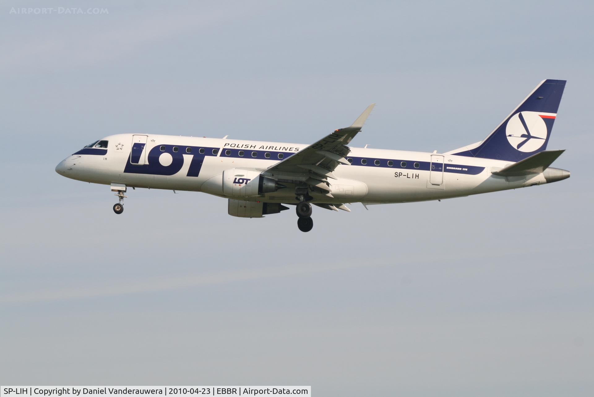 SP-LIH, 2009 Embraer 175LR (ERJ-170-200LR) C/N 17000288, Arrival of flight LO235 to RWY 25L