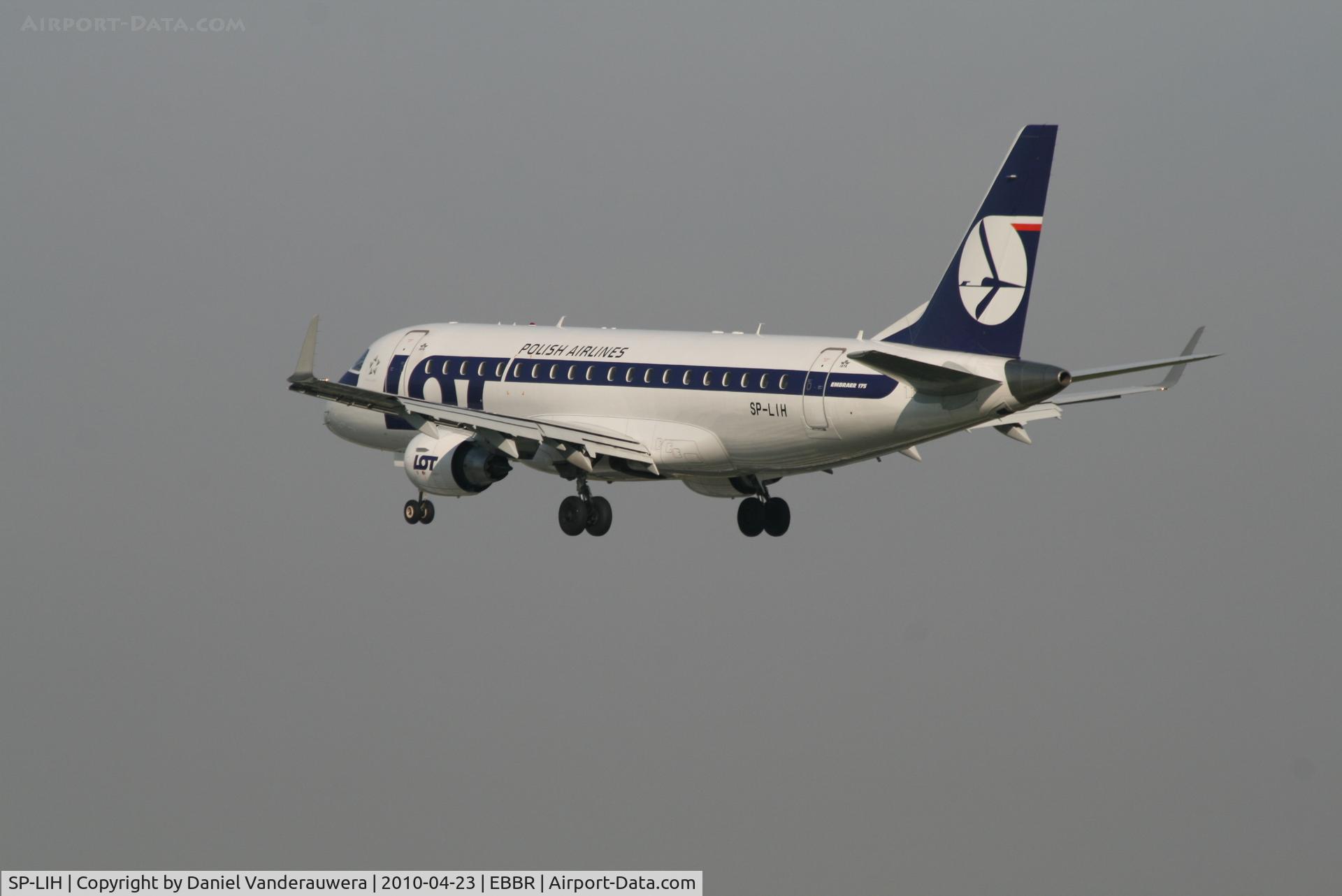 SP-LIH, 2009 Embraer 175LR (ERJ-170-200LR) C/N 17000288, Flight LO235 is descending to RWY 25L