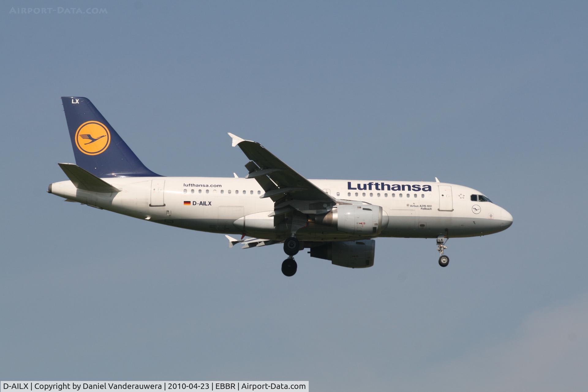 D-AILX, 1998 Airbus A319-114 C/N 860, Flight LH4602 is descending to RWY 02