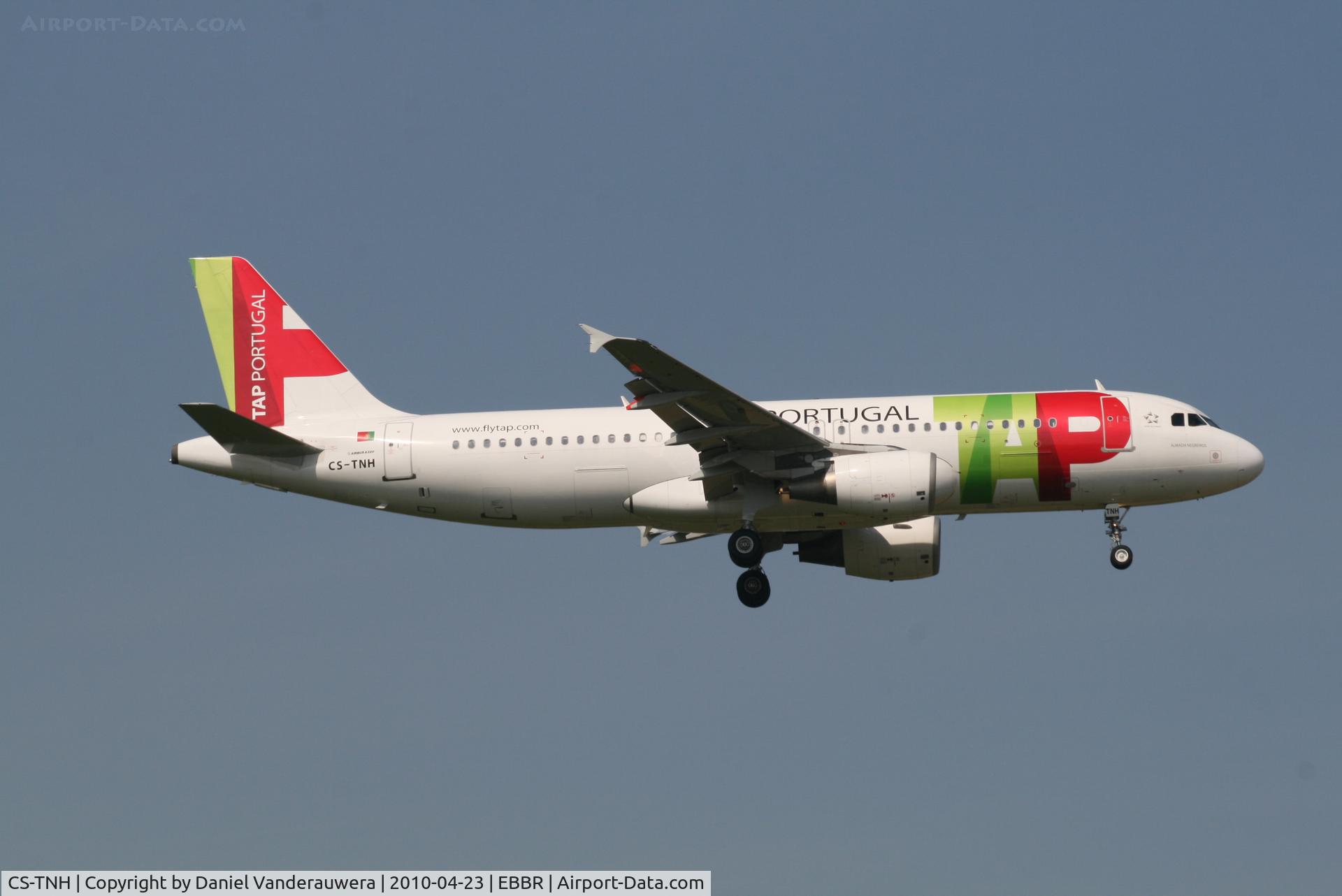 CS-TNH, 1999 Airbus A320-214 C/N 0960, Arrival of flight TP604 to RWY 02