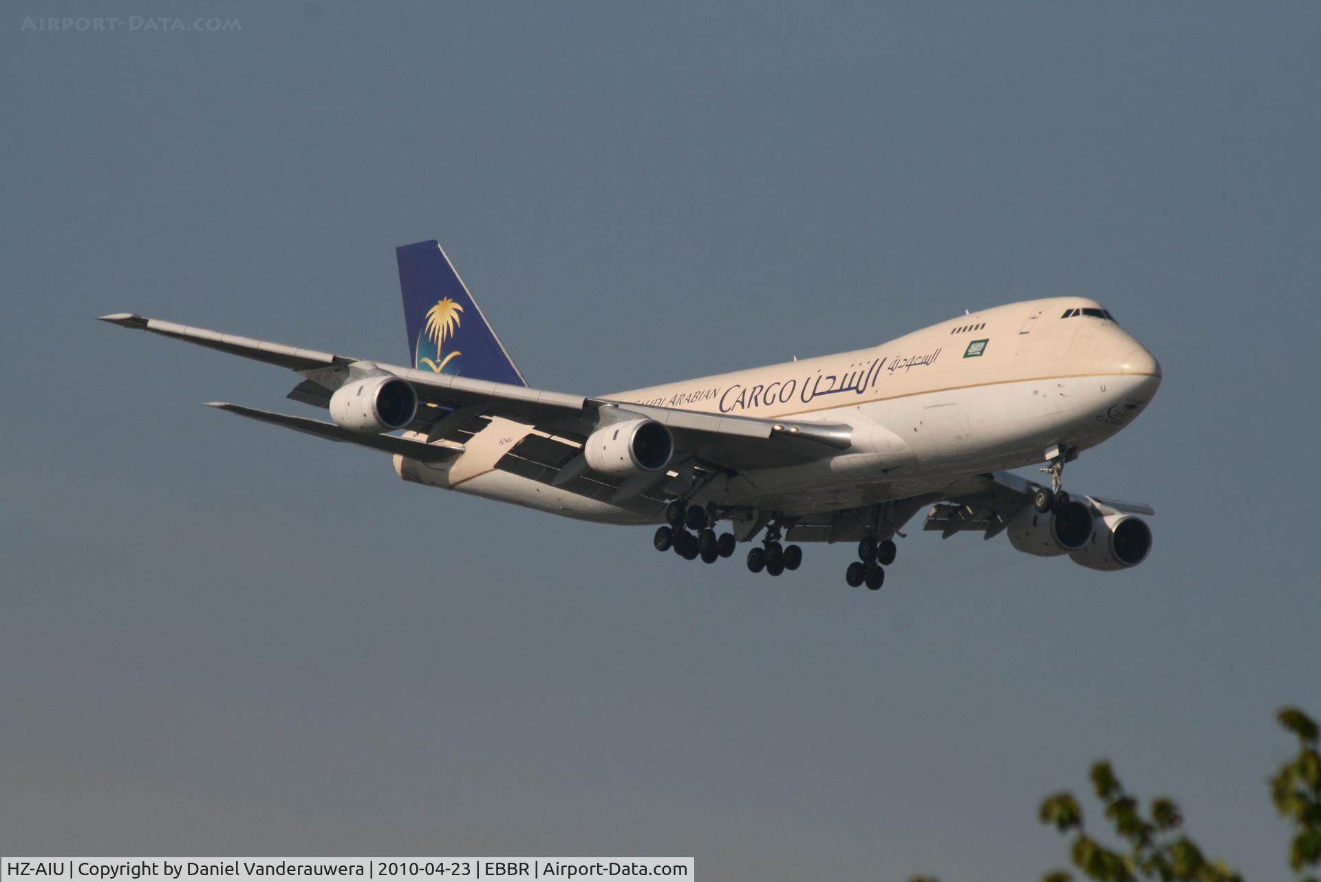 HZ-AIU, 1988 Boeing 747-268F C/N 24359/724, Arrival to RWY 02