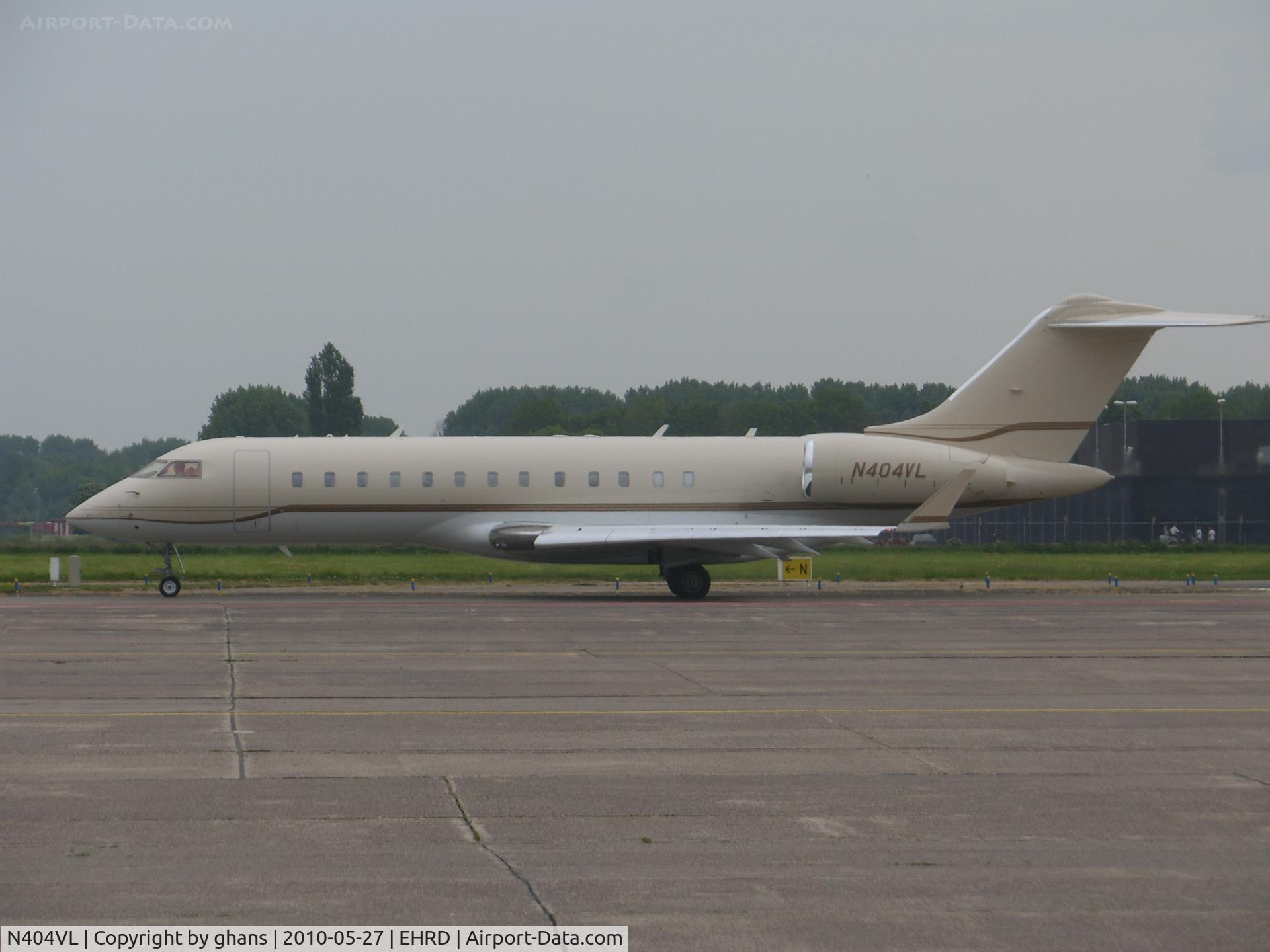 N404VL, 2001 Bombardier BD-700-1A11 Global Express C/N 9085, Taxiing to rw06