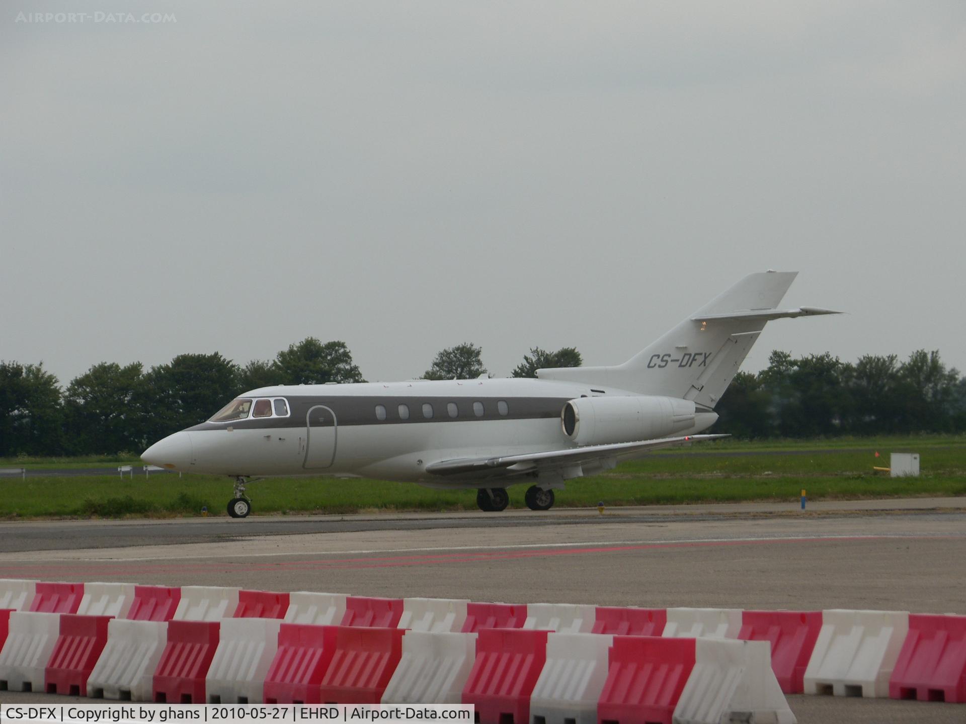 CS-DFX, 2004 Raytheon Hawker 800XP C/N 258656, Taxiing to rw06
