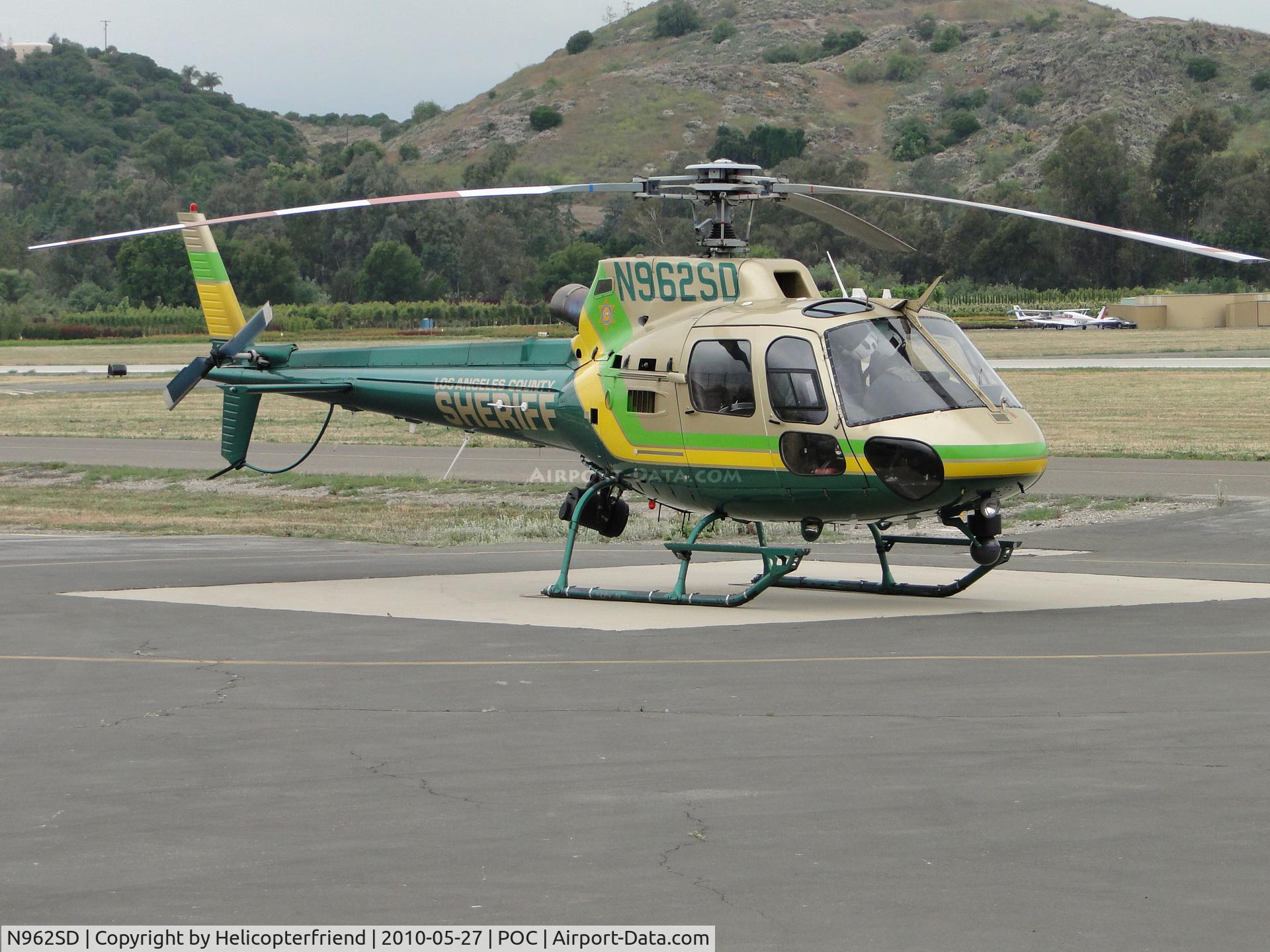 N962SD, 2001 Eurocopter AS-350B-2 Ecureuil Ecureuil C/N 3517, Parked at west helipad