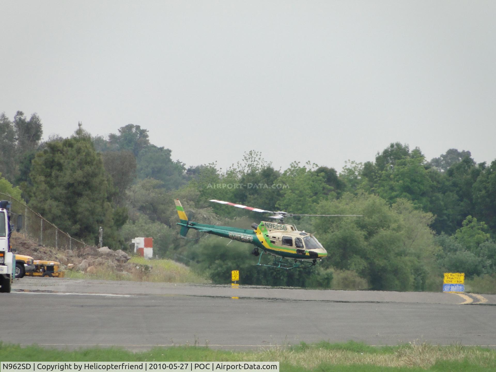 N962SD, 2001 Eurocopter AS-350B-2 Ecureuil Ecureuil C/N 3517, Lifting off from the pad and turning to take off westbound