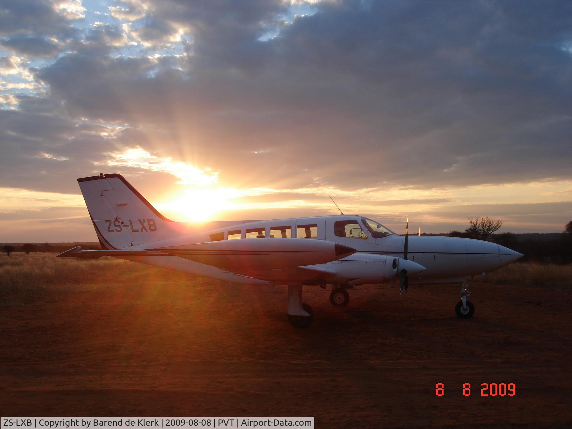 ZS-LXB, 1976 Cessna C402B C/N 402B-0513, After landing at Unico Safari's