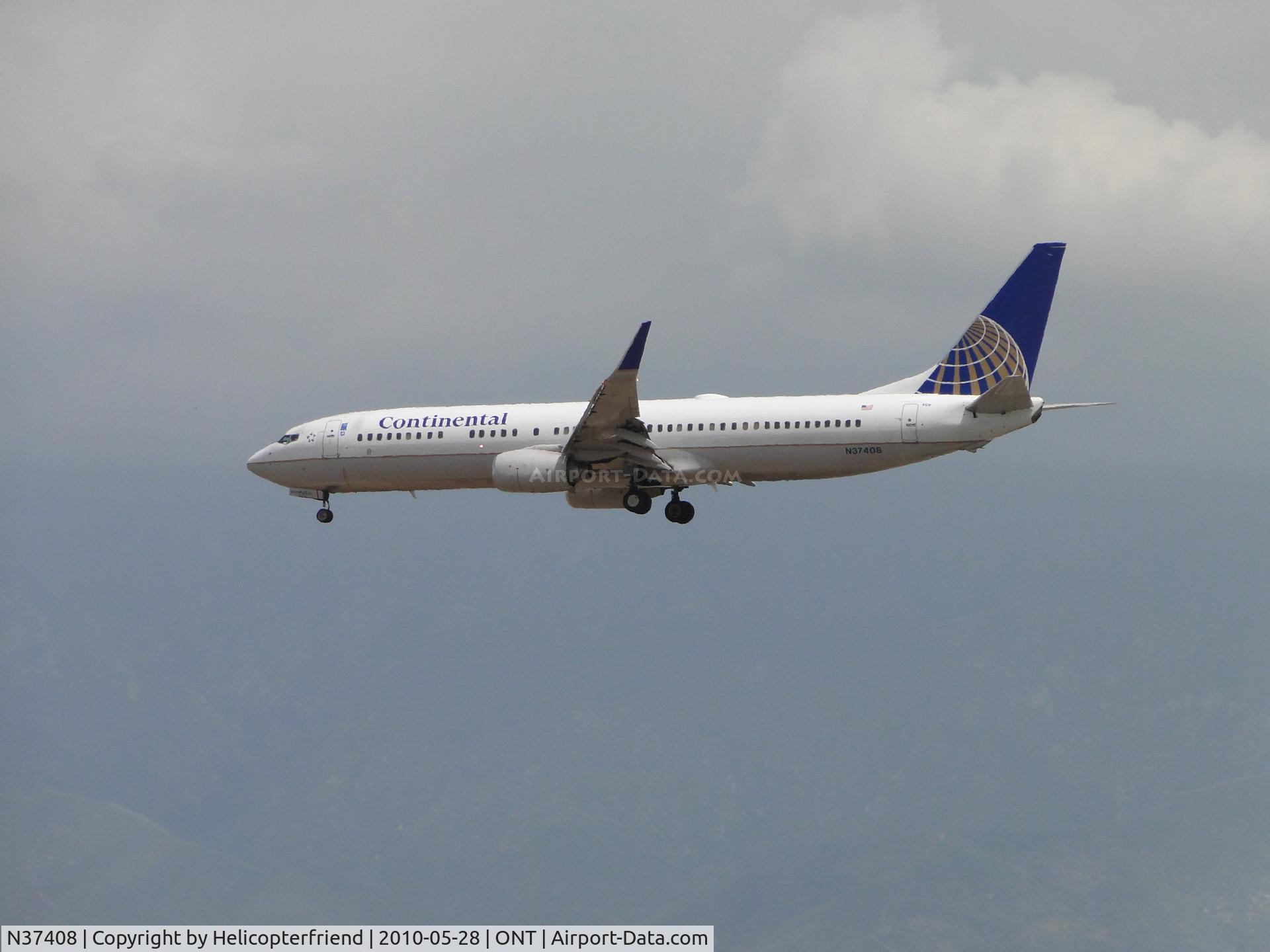 N37408, 2001 Boeing 737-924 C/N 30125, On final to 26R after Fed EX crossed over to 26L
