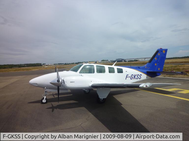 F-GKSS, 1971 Beech 58 Baron C/N TH-154, Revamped F-GKSS with new paint scheme, new cabin, nes LH engines, awaiting ASPEN avionics upgrade in he autumn