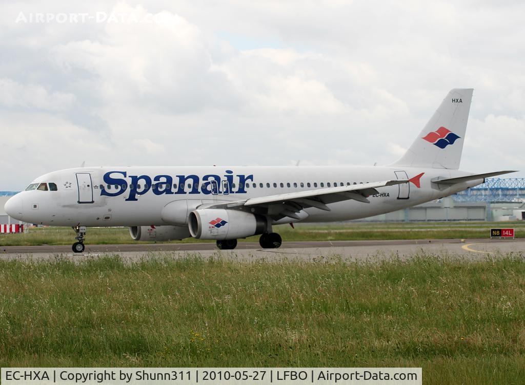 EC-HXA, 2001 Airbus A320-232 C/N 1497, Taxiing to the terminal...