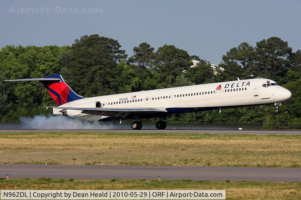 N962DL, 1990 McDonnell Douglas MD-88 C/N 49981, Delta Air Lines N962DL (FLT DAL1238) from Hartsfield-Jackson Atlanta Int'l (KATL) landing RWY 23.