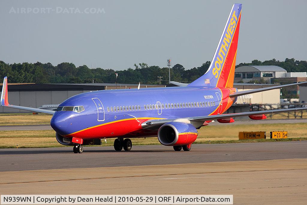 N939WN, 2009 Boeing 737-7H4 C/N 36646, Southwest Airlines N939WN (FLT SWA21) taxiing to the gate after arrival on RWY 23 from Baltimore/Washington Int'l (KBWI).