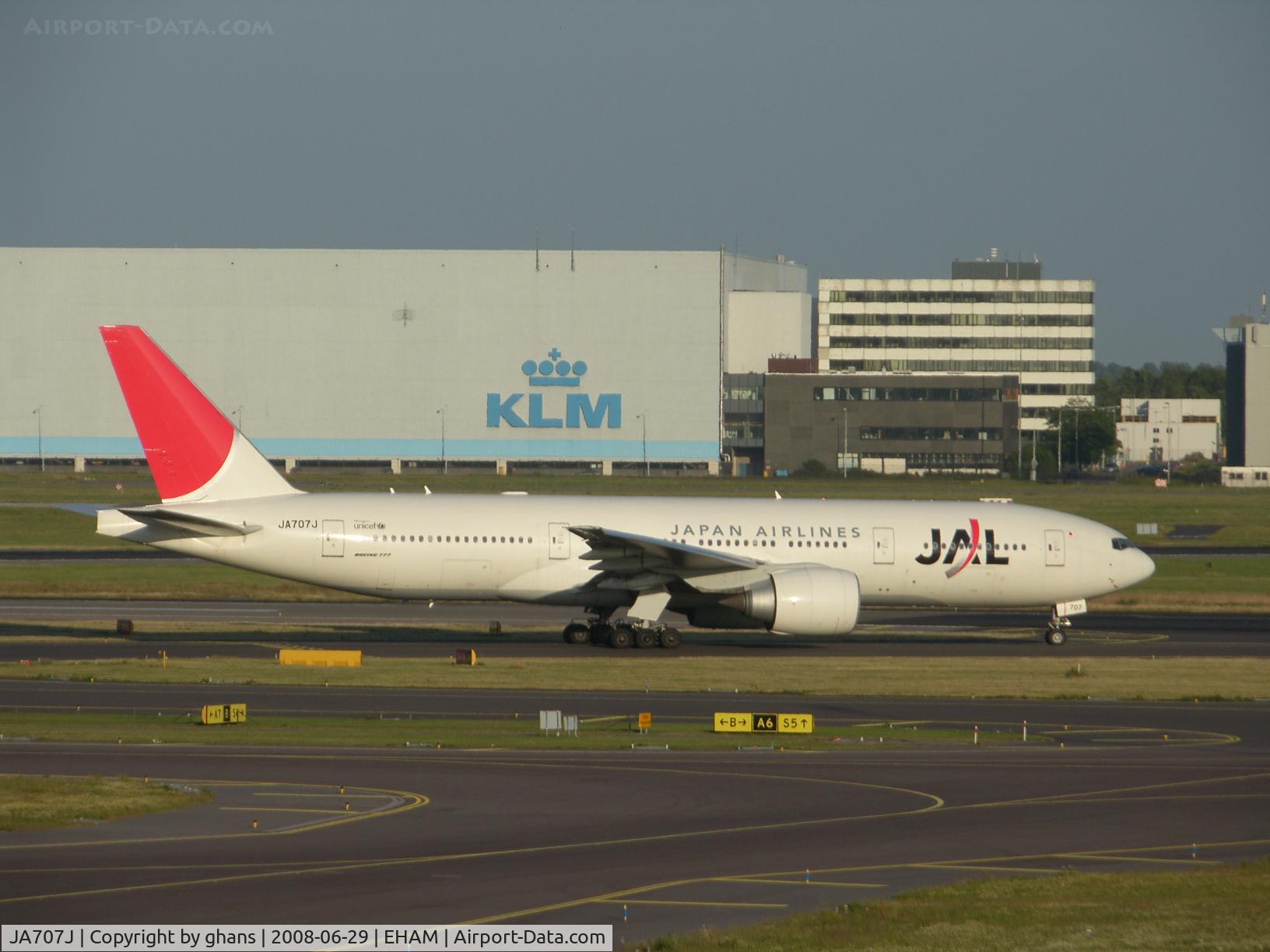 JA707J, 2004 Boeing 777-246/ER C/N 32894, Before it was painted in One World colors