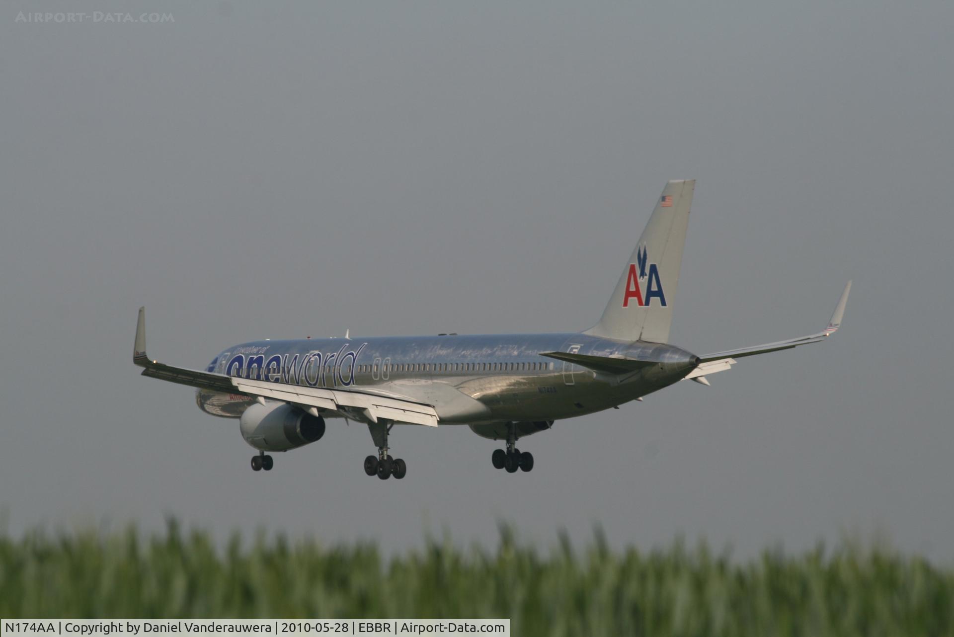 N174AA, 2002 Boeing 757-223 C/N 31308, Flight AA172 is descending to RWY 25L